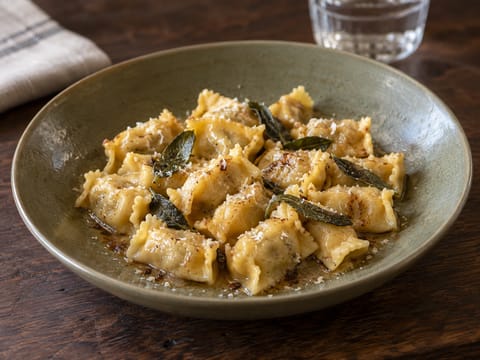 Agnolotti dal Plin con burro nocciola e salvia Agnolotti dal Plin con burro nocciola e salvia