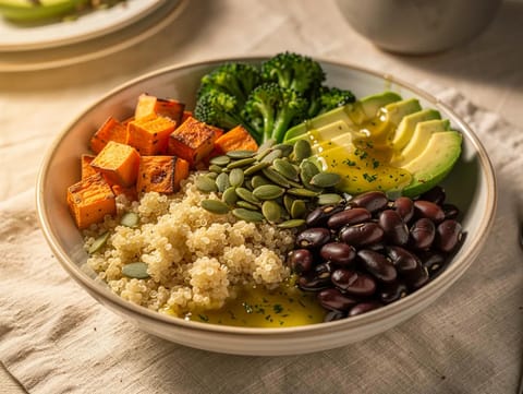 Taça energética de quinoa vegetariana com batata-doce e feijão-preto Taça energética de quinoa vegetariana com batata-doce e feijão-preto