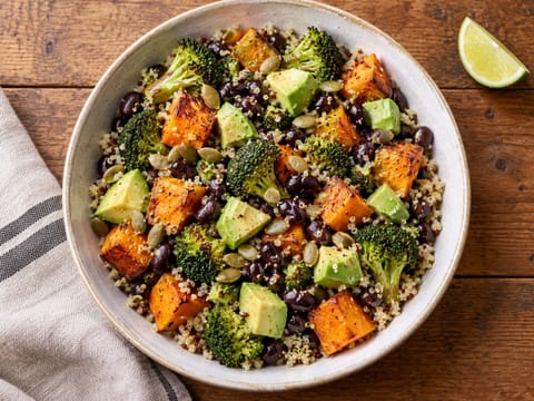 Bol énergétique de quinoa végétarien avec patate douce et haricots noirs Bol énergétique de quinoa végétarien avec patate douce et haricots noirs