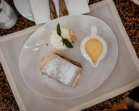 Apfelstrudel (jablečný závin se skořicí, rozinkami a citronem)