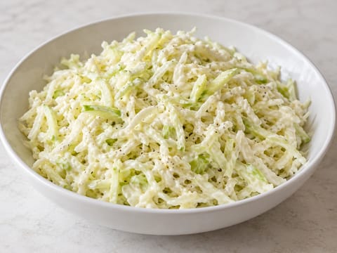 Salată coleslaw cu măr și hrean, cu dressing de iaurt Salată coleslaw cu măr și hrean, cu dressing de iaurt