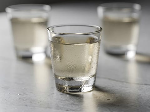Aquavit-tyylinen maustettu väkevä juoma (kumina, tilli ja sitruuna) Aquavit-tyylinen maustettu väkevä juoma (kumina, tilli ja sitruuna)