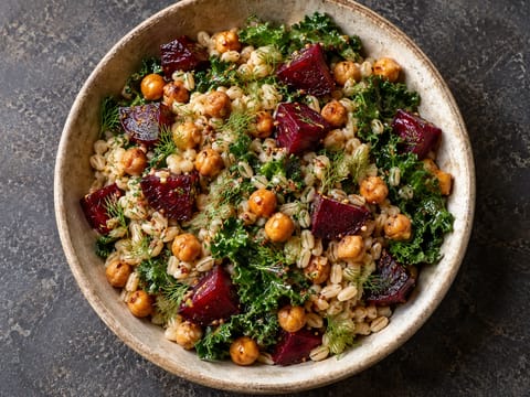 Nordisk vegansk kornskål med rödbeta, grönkål och kikärter Nordisk vegansk kornskål med rödbeta, grönkål och kikärter