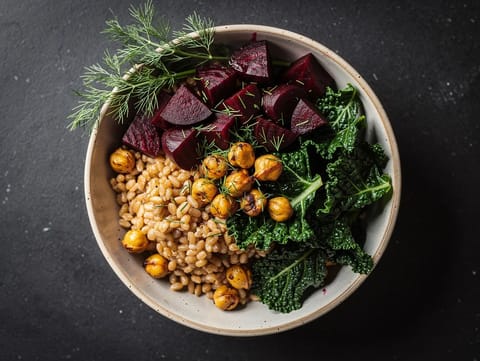 Nordische vegane Gersten-Bowl mit Roter Bete, Grünkohl und Kichererbsen Nordische vegane Gersten-Bowl mit Roter Bete, Grünkohl und Kichererbsen