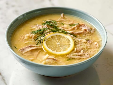 Avgolemono-Suppe (griechische Hähnchensuppe mit Zitrone und Ei)