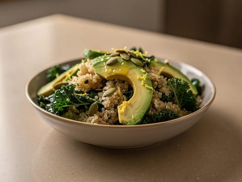 Insalata di avocado, cavolo riccio e quinoa con limone e semi di zucca