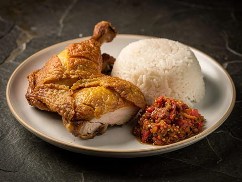 Ayam Penyet (frango frito esmagado com sambal)