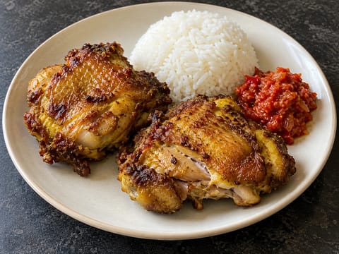 Ayam Penyet (rozmáčknuté smažené kuře se sambalem) Ayam Penyet (rozmáčknuté smažené kuře se sambalem)