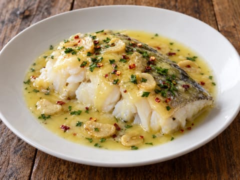 Bacalao al Pil Pil (solony dorsz z czosnkiem i oliwą z chilli) Bacalao al Pil Pil (solony dorsz z czosnkiem i oliwą z chilli)
