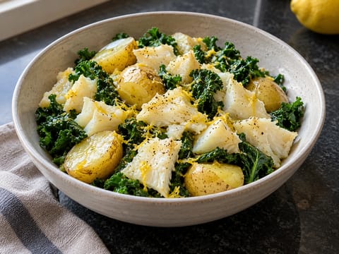 Bacalhau Bowl (nasolená treska s bramborami a kadeřávkem) Bacalhau Bowl (nasolená treska s bramborami a kadeřávkem)