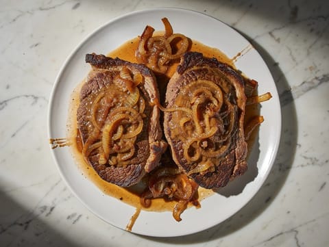 Badischer Zwiebelrostbraten (Baden-stil biffstek med løksjy)