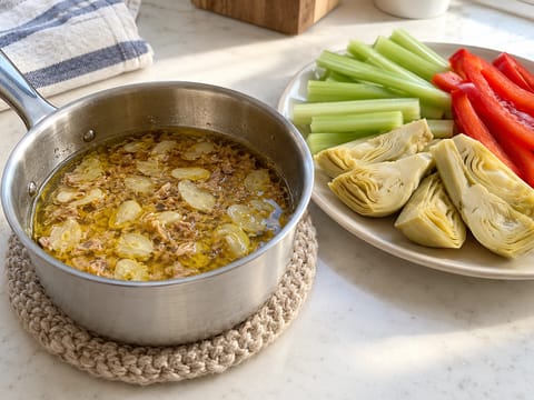 Bagna Cauda (varm ansjos- og hvidløgsdip) Bagna Cauda (varm ansjos- og hvidløgsdip)