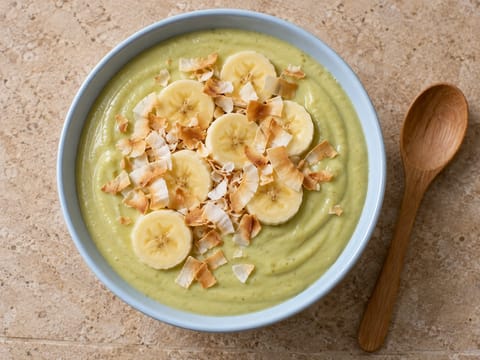 Μπολ smoothie με μπανάνα, αβοκάντο και λάιμ