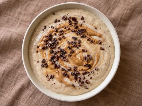 Smoothie bowl de plátano con nibs de cacao