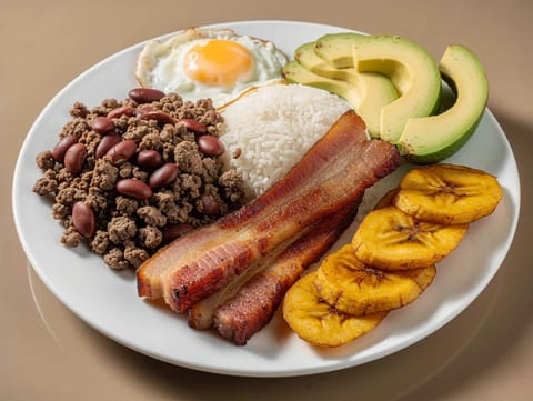 Bandeja Paisa (kolumbiai tál babbal, rizzsel és sertéscsászárral)