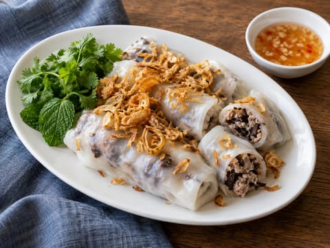 Banh Cuon (Gestoomde rijstvellen met varkensvlees en paddenstoelen)
