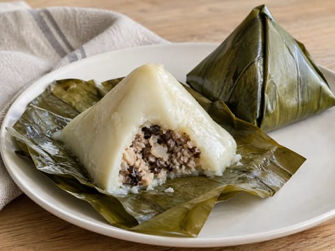Bánh Giò (Vietnamese piramidedumplings met varkensvlees en judasoorpaddenstoelen) Bánh Giò (Vietnamese piramidedumplings met varkensvlees en judasoorpaddenstoelen)