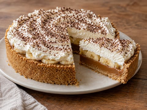 Banoffee-piirakka dulce de lechellä ja kermalla