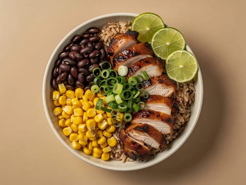 Bol de pollo BBQ con arroz integral y alubias negras Bol de pollo BBQ con arroz integral y alubias negras