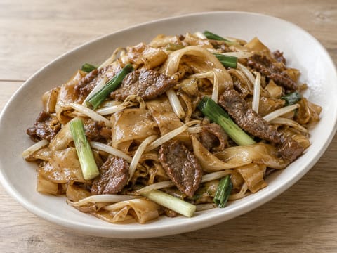 Beef Chow Fun (nouilles de riz sautées cantonaises au bœuf)