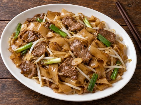 Beef Chow Fun (kantoni pirított rizstészta) Beef Chow Fun (kantoni pirított rizstészta)