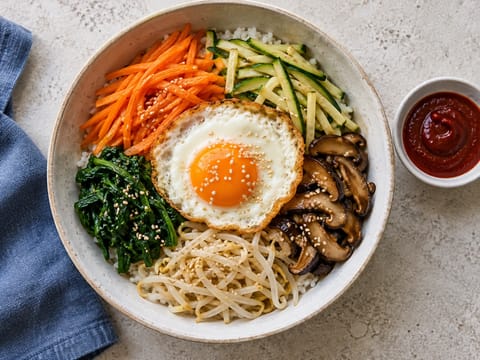 Bibimbap (gemengde rijst met groenten) Bibimbap (gemengde rijst met groenten)