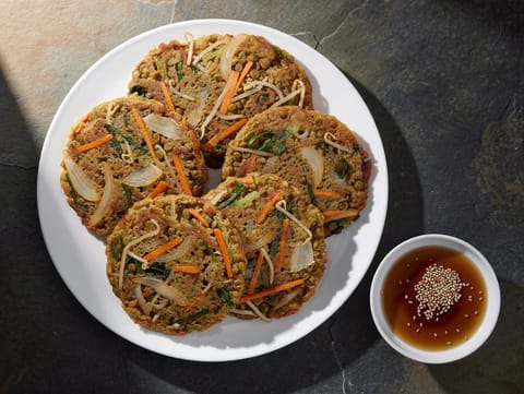 Bindaetteok (koreanske mungbønnepannekaker med grønnsaker)