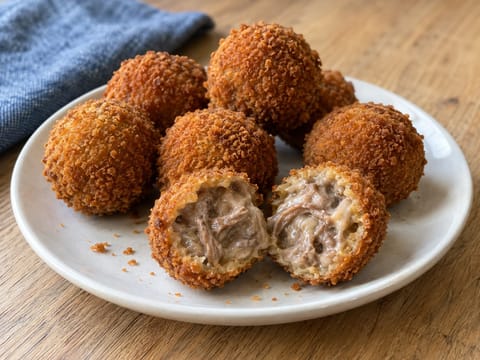 Bitterballen (bolinhas holandesas de ragú de vaca)