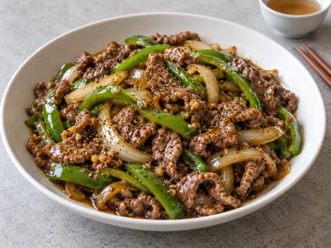 Salteado Cantonês de Vaca com Pimenta-Preta (Vaca Apimentada com Pimentos e Cebola) Salteado Cantonês de Vaca com Pimenta-Preta (Vaca Apimentada com Pimentos e Cebola)