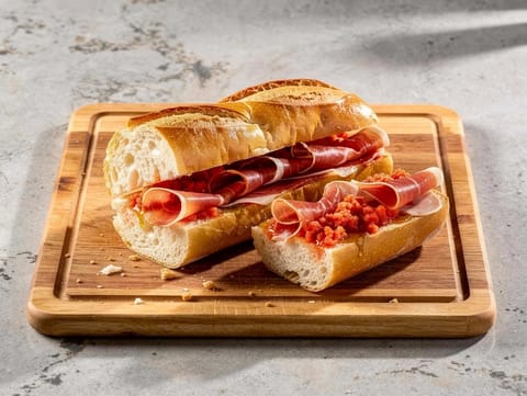 Bocadillo de Jamón Serrano (spansk baguettesandwich med skinke)
