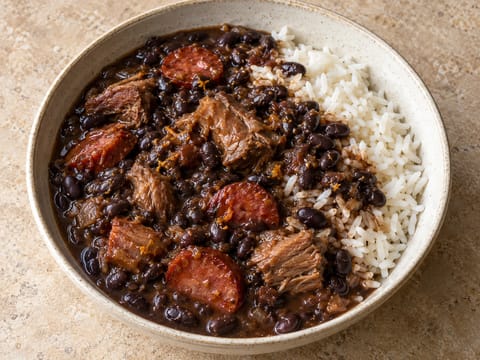 Bol de feijoada légère (ragoût de haricots et viande) avec riz Bol de feijoada légère (ragoût de haricots et viande) avec riz