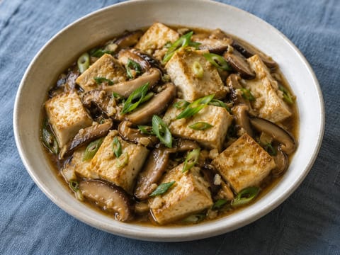 Dušené tofu se shiitake houbami (tofu dušené ve světlé sójové omáčce) Dušené tofu se shiitake houbami (tofu dušené ve světlé sójové omáčce)