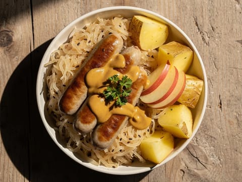 Lahana turşusu ve hardal soslu bratwurst