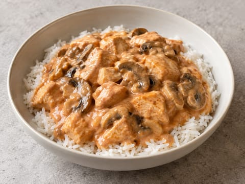 Brazilský kuřecí stroganov (krémová rajčatová omáčka) Brazilský kuřecí stroganov (krémová rajčatová omáčka)