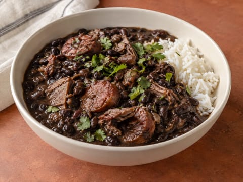 Feijoada brasileira (estufado de feijão preto e porco)