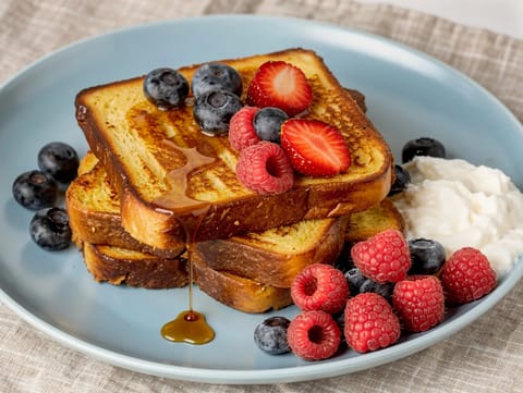 Brioche-Arme Ritter mit griechischem Joghurt und Beeren