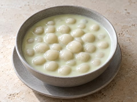 Bua Loy (sladké rýžové knedlíčky v kokosovém mléce) Bua Loy (sladké rýžové knedlíčky v kokosovém mléce)
