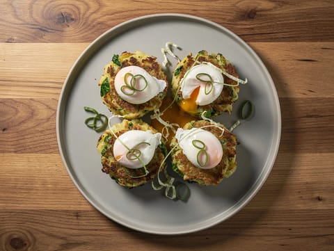 Bubble and squeak cakes con uova in camicia Bubble and squeak cakes con uova in camicia
