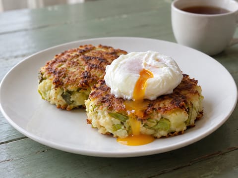 Bubble and Squeak fasírtok buggyantott tojással