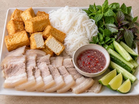 Bún Đậu Mắm Tôm (plateau de tofu et porc) Bún Đậu Mắm Tôm (plateau de tofu et porc)