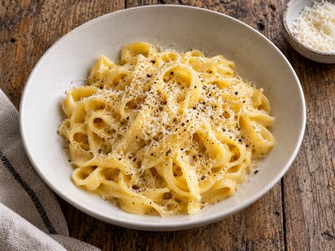 Cacio e Uova (napolitansk pasta med æg og ost) Cacio e Uova (napolitansk pasta med æg og ost)