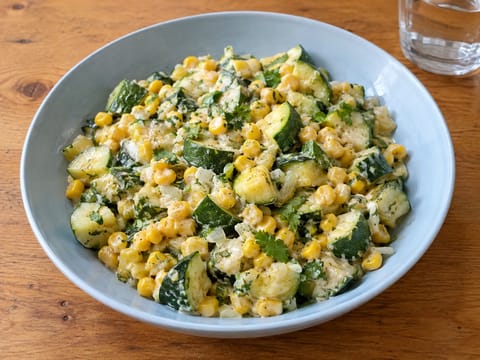 Calabacitas con Elote y Crema (dovlecei cu porumb dulce și crema)