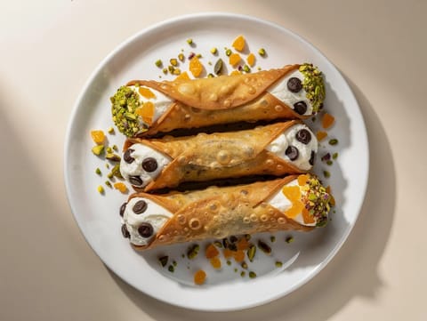 Cannoli Siciliani (paistetut leivonnaisputket ricottatäytteellä) Cannoli Siciliani (paistetut leivonnaisputket ricottatäytteellä)
