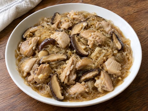 Kantonesisches gedämpftes Hähnchen mit Pilzen und Glasnudeln Kantonesisches gedämpftes Hähnchen mit Pilzen und Glasnudeln