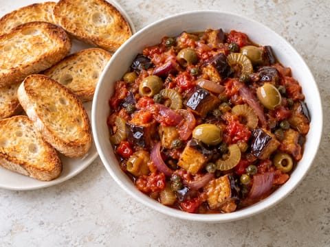 Caponata Siciliana (zoetzure auberginerelish) met crostini Caponata Siciliana (zoetzure auberginerelish) met crostini