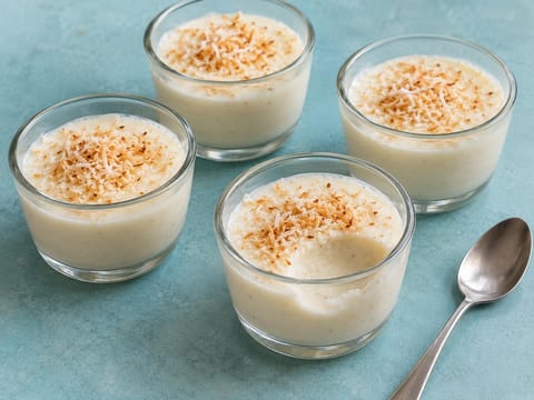 Cupe de desert cu cocos, în stil caraibian (budincă de cocos rece)