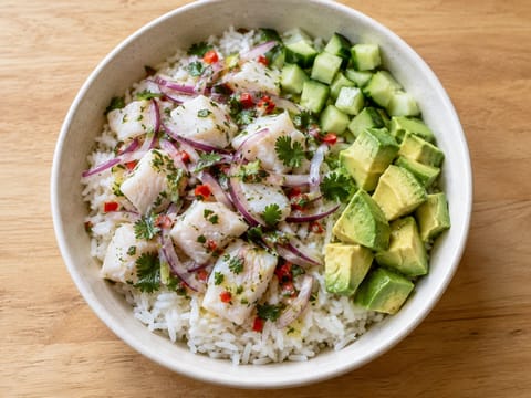 Bowl di ceviche con pesce marinato al lime, riso e avocado Bowl di ceviche con pesce marinato al lime, riso e avocado