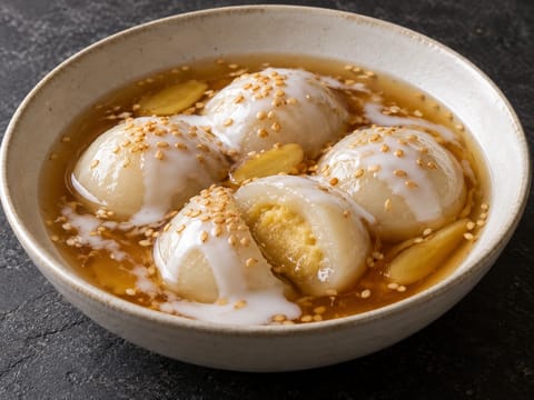 Chè Trôi Nước (vietnamesische schwimmende Reisbällchen in Ingwersirup) Chè Trôi Nước (vietnamesische schwimmende Reisbällchen in Ingwersirup)