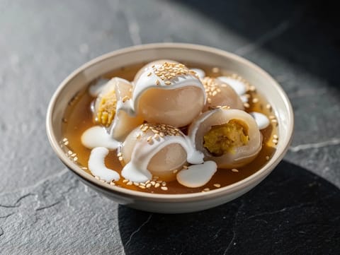 Chè Trôi Nước (bolinhas de arroz vietnamitas flutuantes em xarope de gengibre) Chè Trôi Nước (bolinhas de arroz vietnamitas flutuantes em xarope de gengibre)