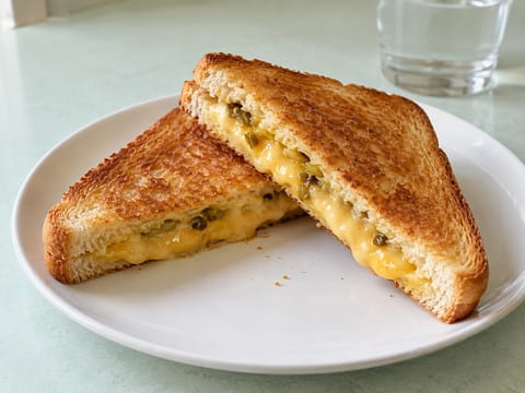 Cheddar- ja pikkelstoastie Cheddar- ja pikkelstoastie